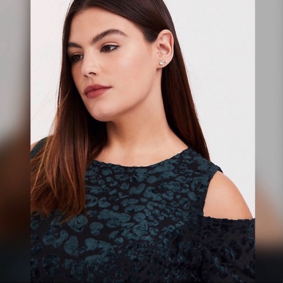 New with Tags Torrid Cold Shoulder Green Velvet Leopard Dress Plus Size 0X - Picture 5 of 8